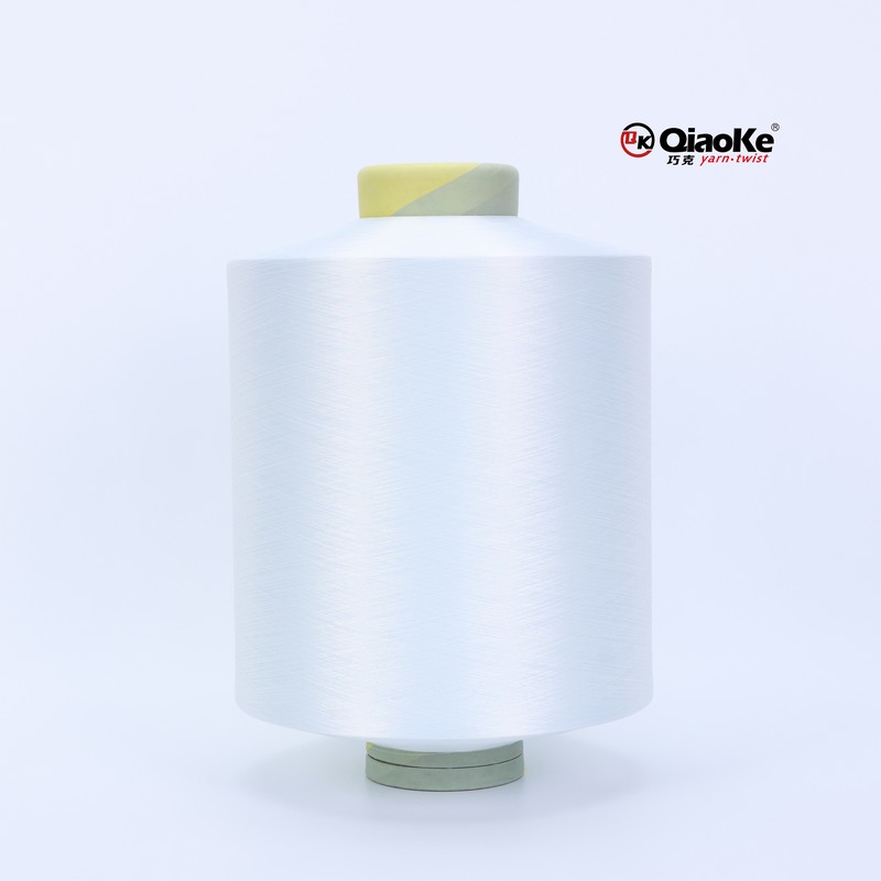 Light-absorbing and heat-generating Yarn